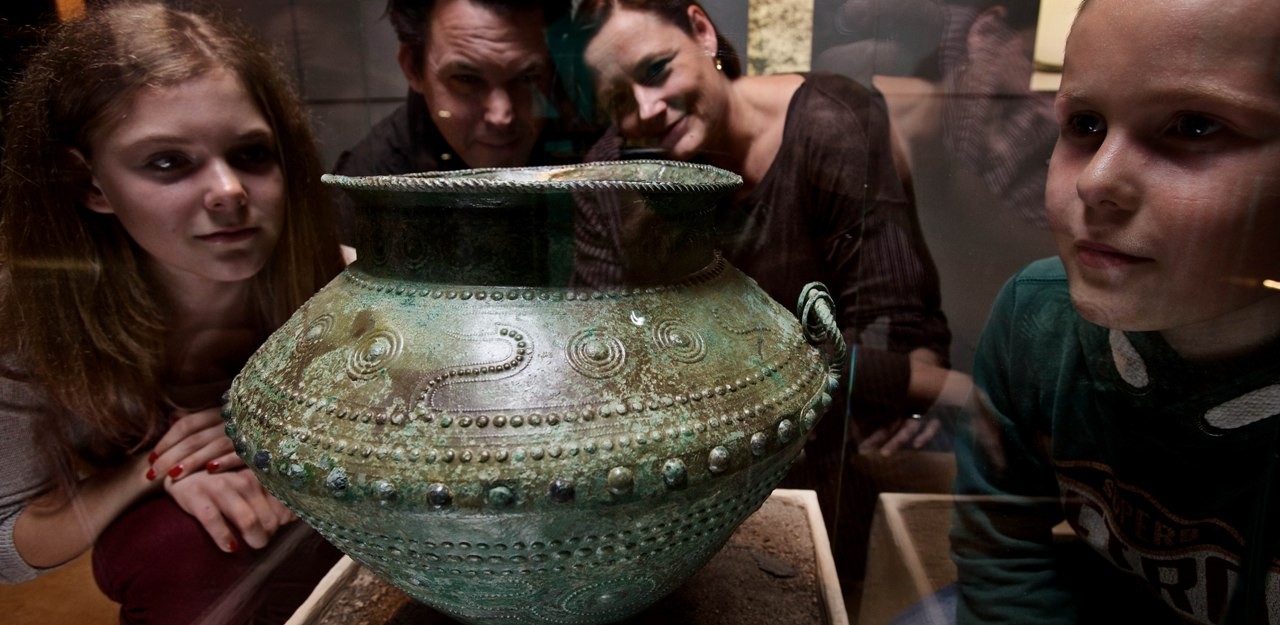 Blick auf die Urne von Gevelinghausen in der Dauerausstellung, Foto: LWL/Peter Jülich