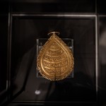 Schutzamulett mit arabischen Schriftzeichen, vergoldet (vergrößerte Bildansicht wird geöffnet)